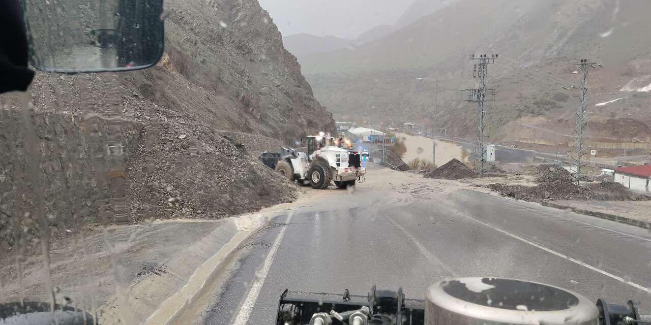 Depin yolu heyelandan temizlendi