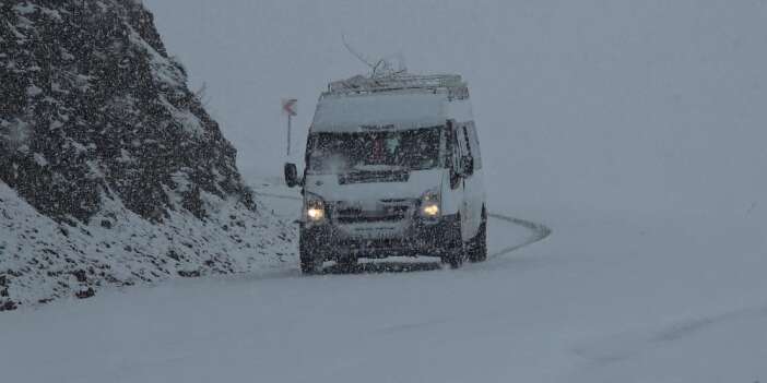 Bahçesaray yolunda kar etkili oluyor