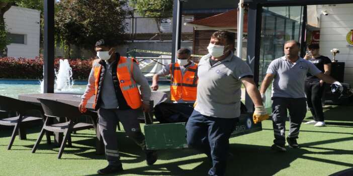 Reklam panosundan ceset çıktı