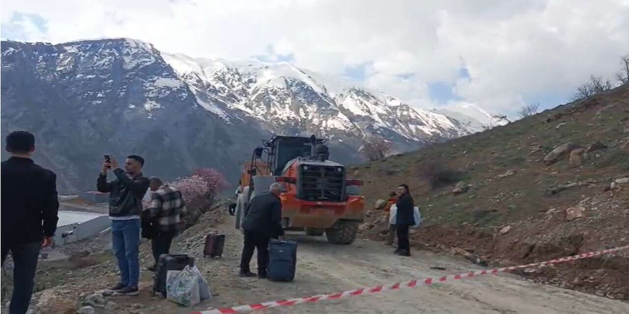 Hakkari-Van yolunda vatandaşlar patika yolu kullanıyor