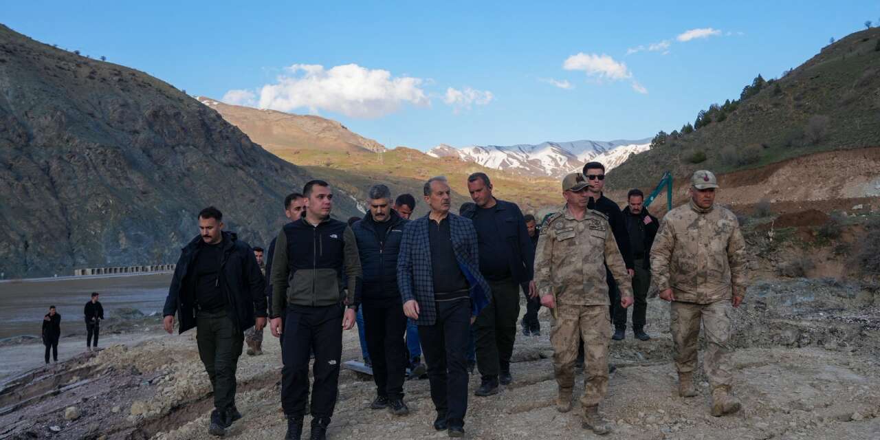 Hakkari-Van yoluna yeniden geçişler verildi