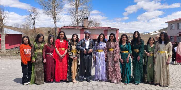 Hakkarili Öğretmenden Duygulandıran 23 Nisan