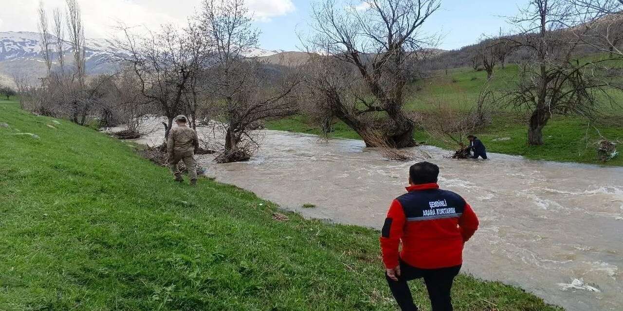 Hakkari'de 8 yaşındaki çocuk dereye düştü