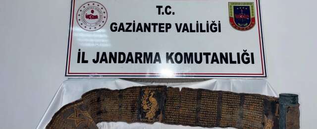 Piton derisine işlenmiş İbranice altın yazma kitap ele geçirildi