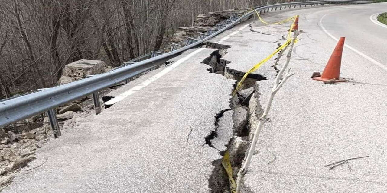 Hakkari Bağışlı köyü yolunda çökme