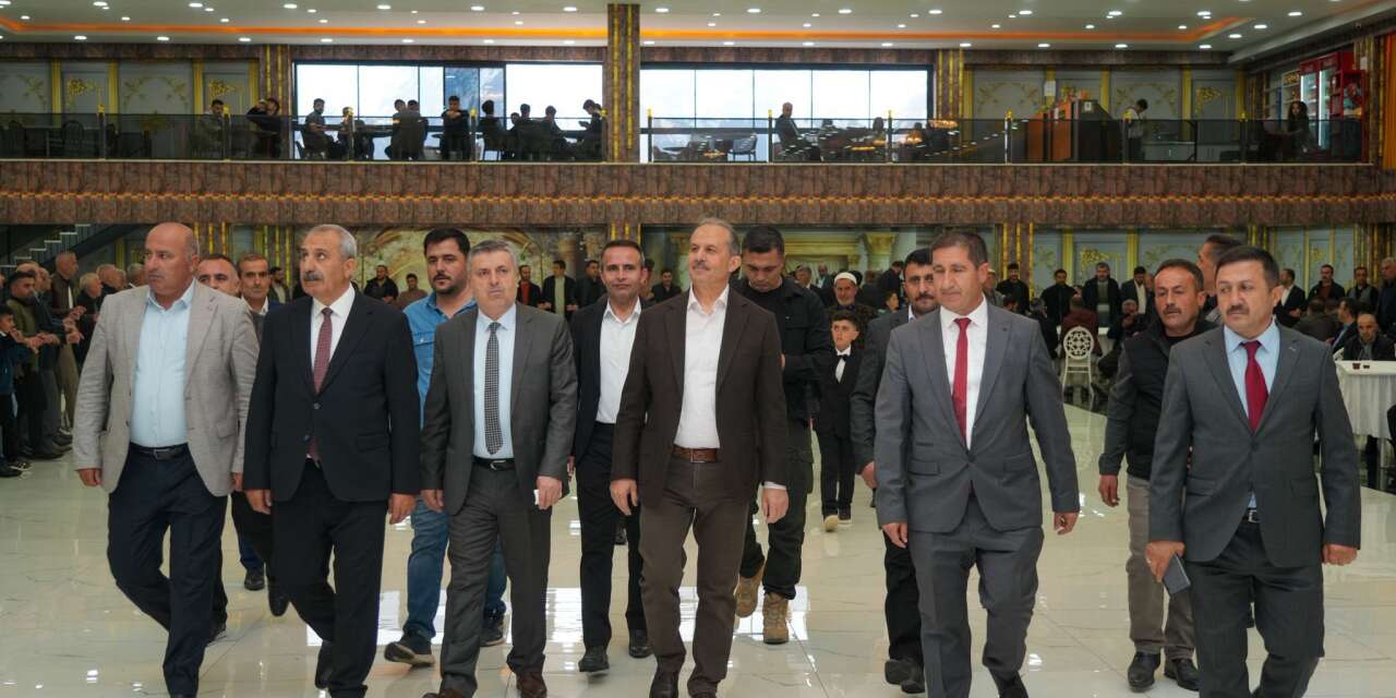 Hakkari Valisi Karadeniz ailesinin düğün törenine katıldı