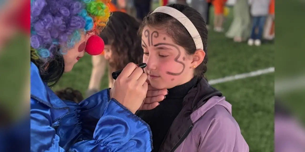 Minikler dileklerini ağaca astı