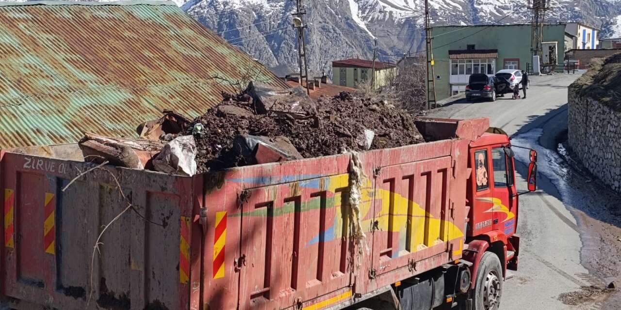 Hakkari’de molozla mücadele sürüyor