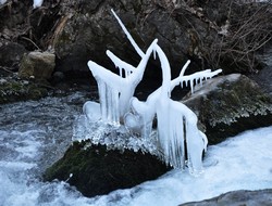 Hakkari'de kayalar,dereler dondu