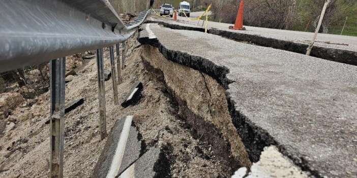 Bağışlı köy yolu da çöküyor