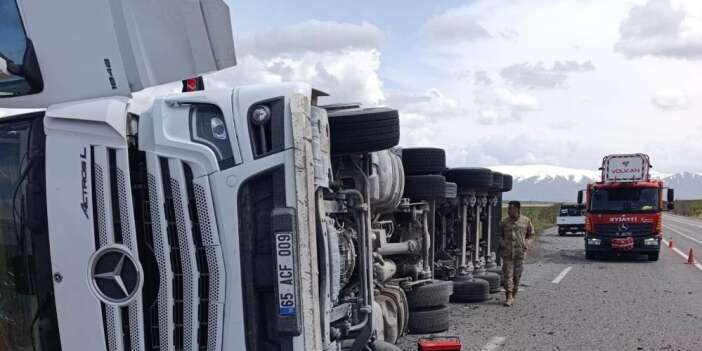 Yüklü tır devrildi 1 yaralı