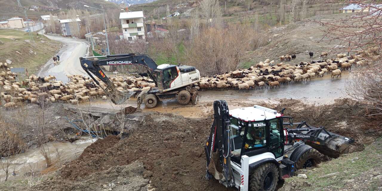 Hakkari'de su arızaları ile mücadele sürüyor