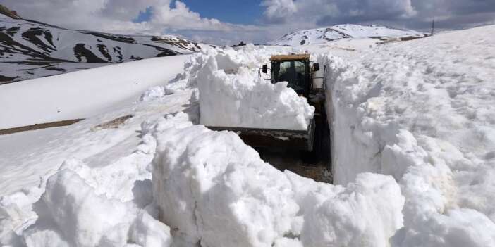 Sınırda 3 metreyi aşan karda yol açma çalışması