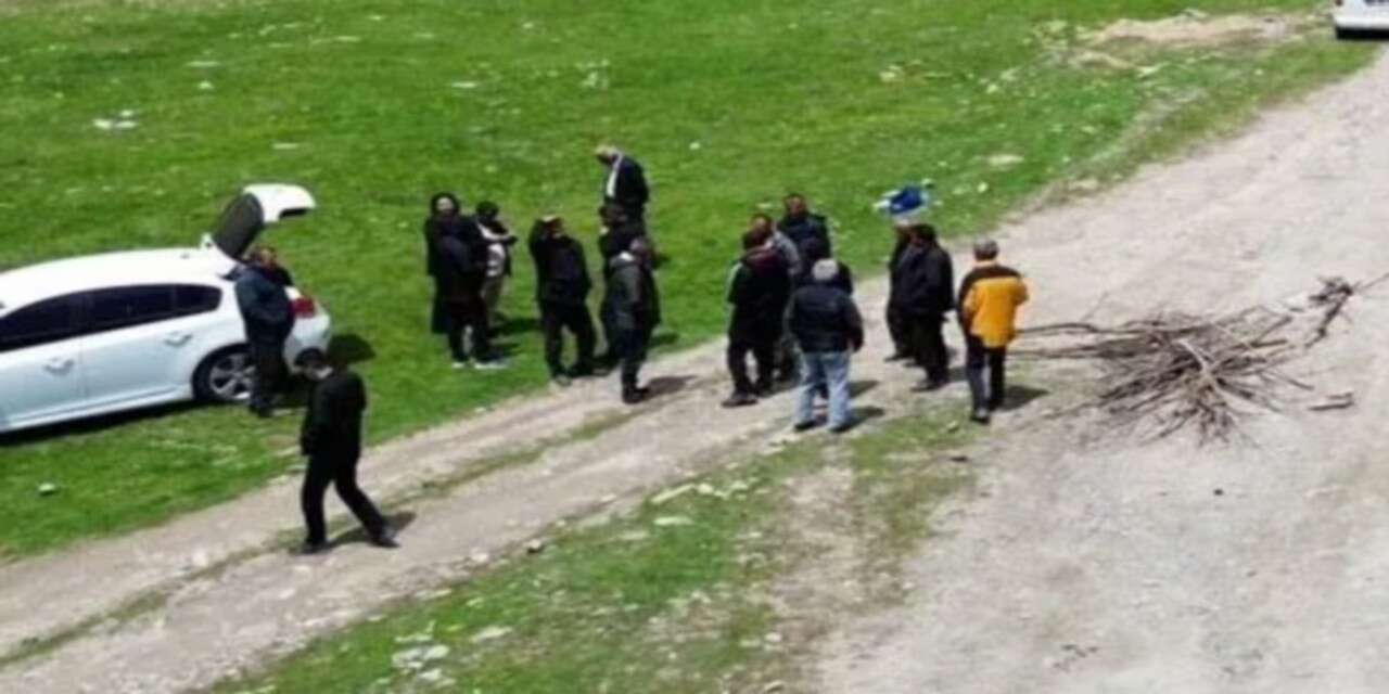 Köylüler çöp dökmesine izni vermiyor, yolu kapattı