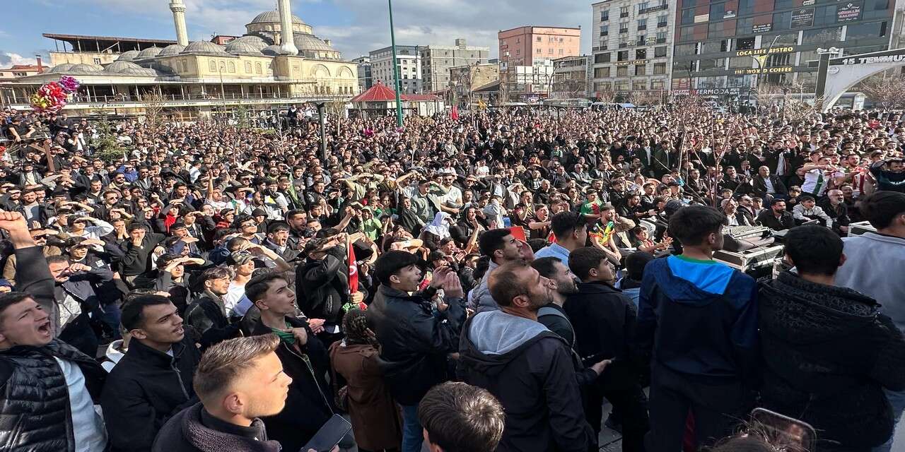 Yüksekova’da binlerce kişi Amedspor maçını dev ekrandan izledi