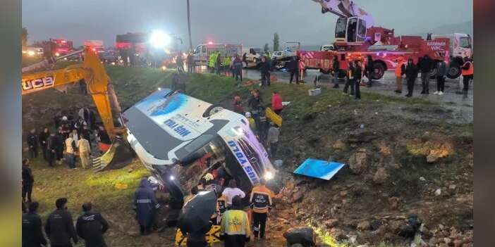 Yolcu otobüsü şarampole devrildi: 4 ölü,15 yaralı