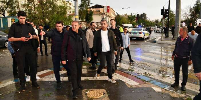 Fırtına Felaketi: Ağaçlar Devrildi, Çatılar Uçtu