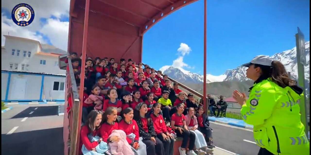 Hakkari polisinden öğrencilere uygulamalı trafik eğitimi