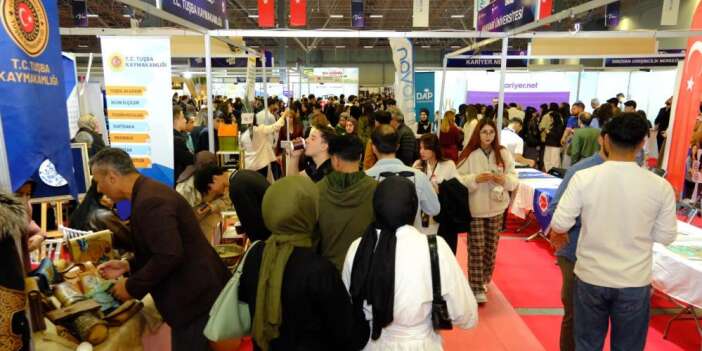 Doğu Anadolu Kariyer Fuarı Van'da ziyaretçilere açıldı