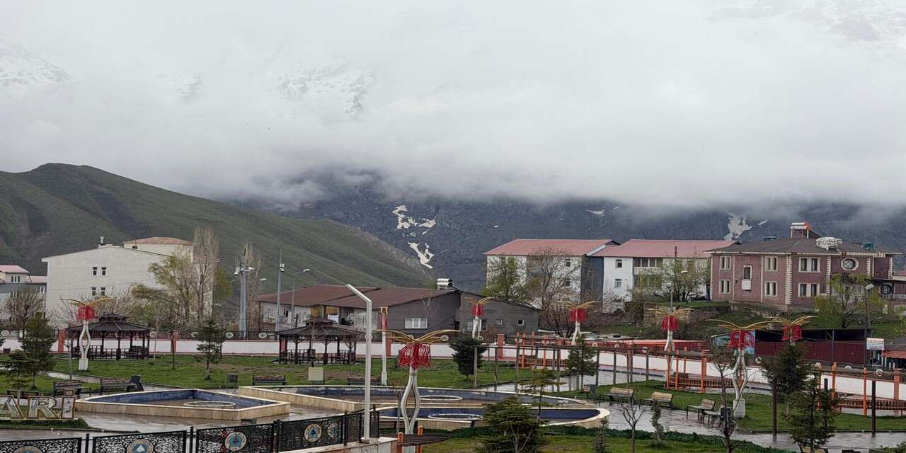 Sümbül Dağı Mayısta beyaza büründü