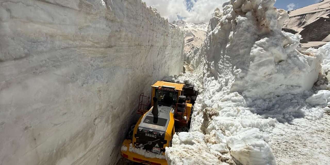 Hakkari'de Mayıs ayında kar tünelleri böyle açıldı