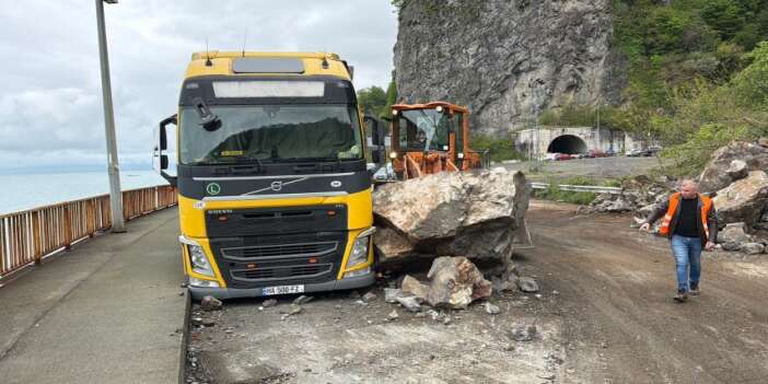 Heyelan sınır yolunu kapattı