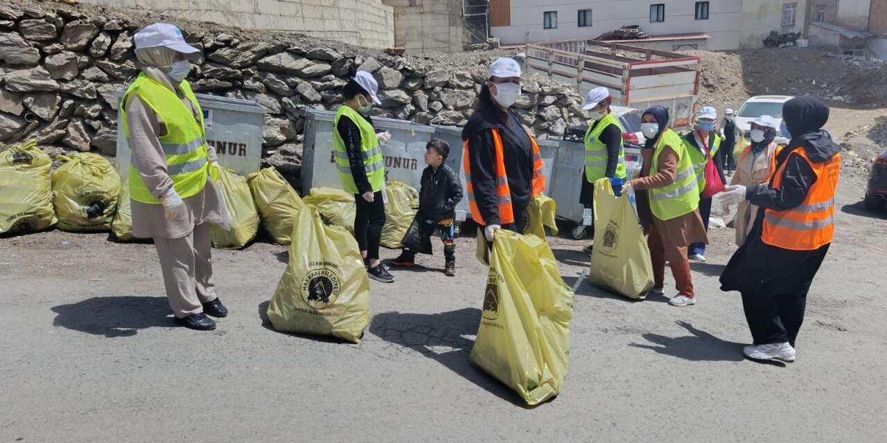 Hakkari’de 15 mahallede eş zamanlı temizlik seferberliği devam ediyor