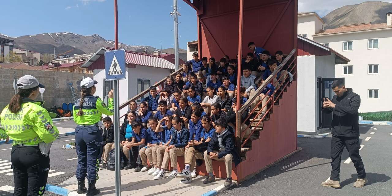 Hakkari polisinden çocuklara trafik eğitimi