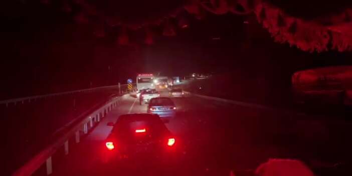 Devrilen Tır Yolu Ulaşıma Kapattı