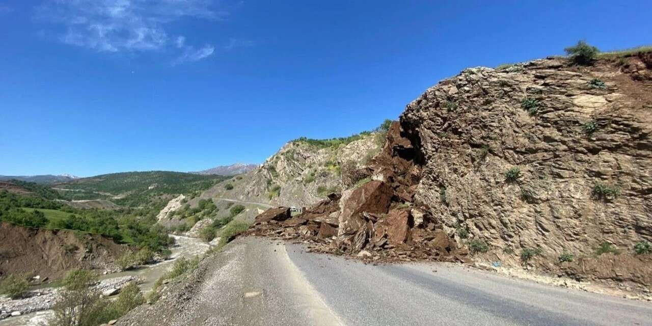 Şemdinli-Derecik yolunda heyelan