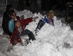 Tatil keyfini kızak kayarak geçirdiler