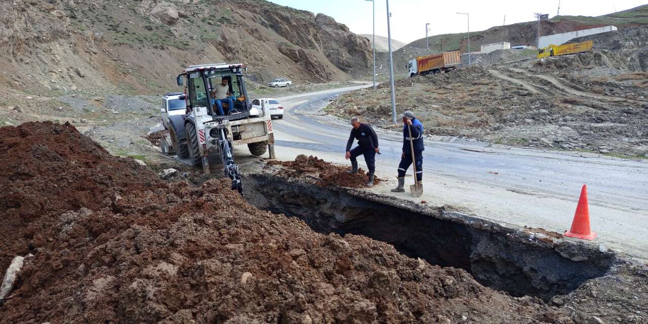 Hakkari'de su arızaları ile mücadele sürüyor