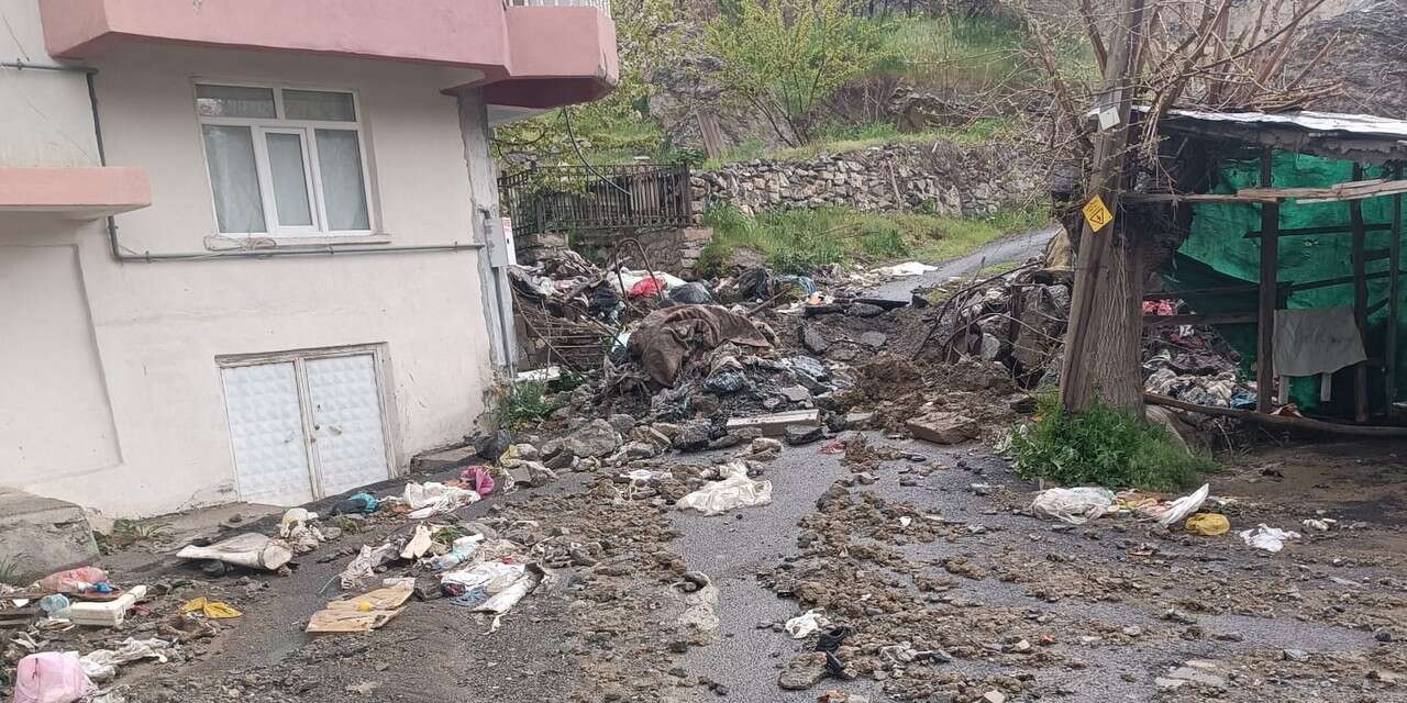 Hakkari’de Dere taştı: Belediye ekipleri faciayı önledi