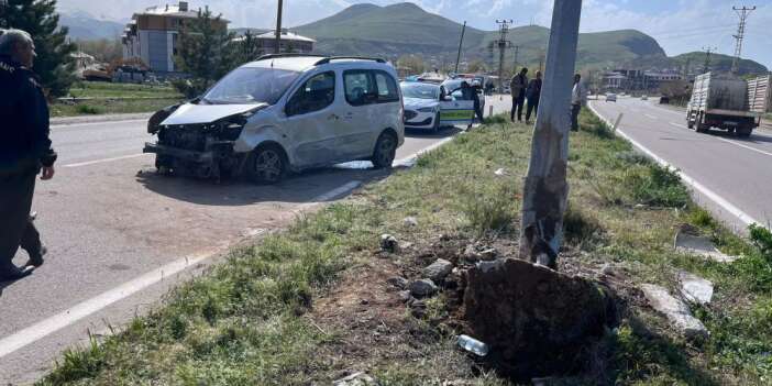 Kamyonet aydınlatma direğine çarptı: 4 yaralı