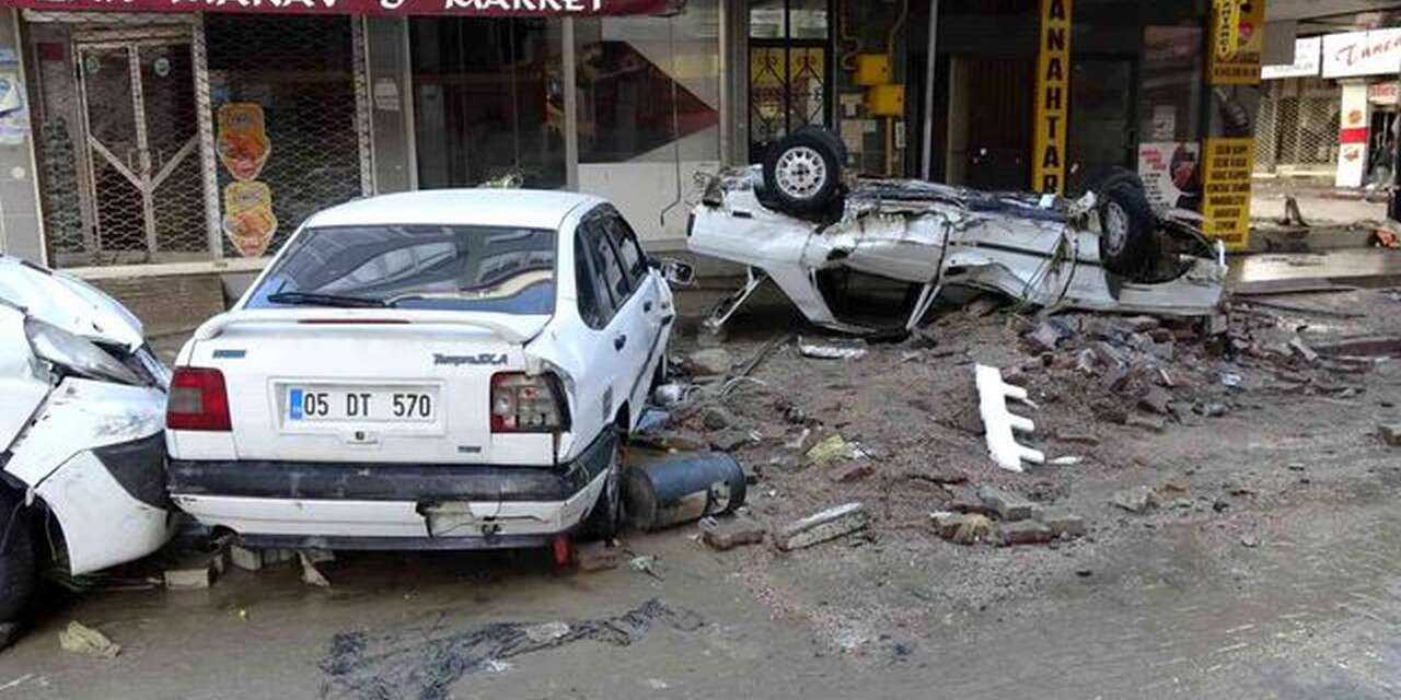 Sel suları ilçeyi vurdu: Araçlar takla attı