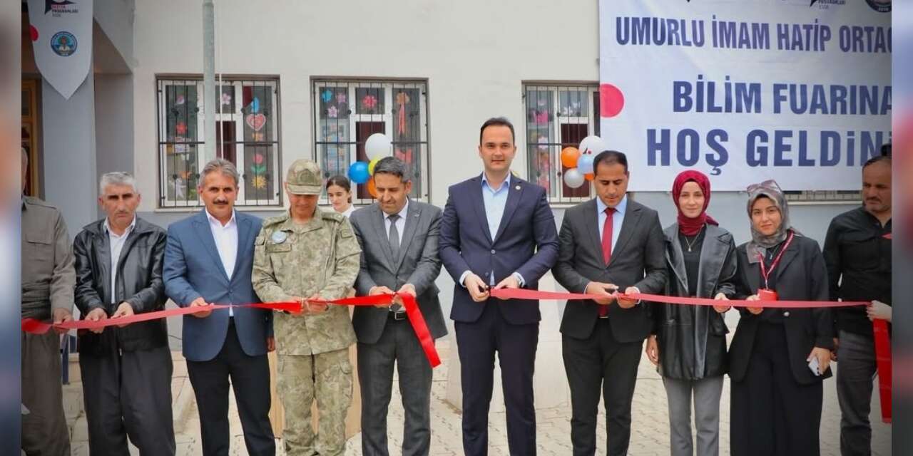 Derecik'te il defa TÜBİTAK bilim fuarı düzenlendi