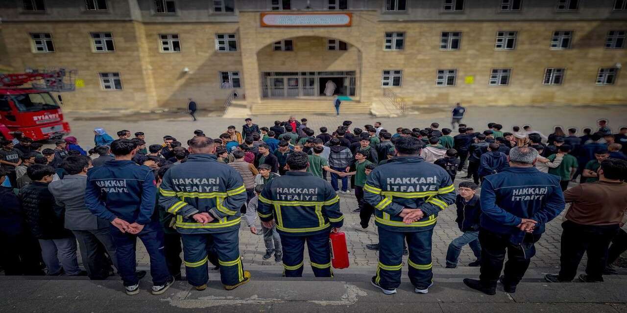 İtfaiye ekiplerinden okulda başarılı tatbikat