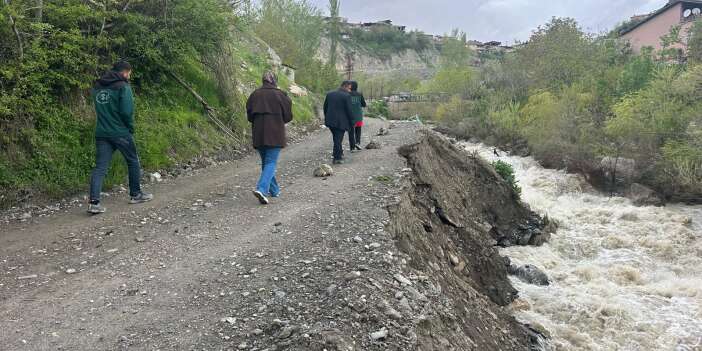 Hakkari’de dere taşkını yolu çökertti