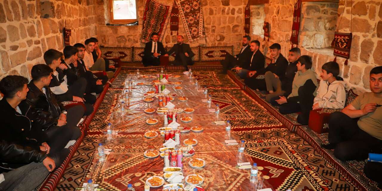 Öğrenciler Tarihi Taş evlerde protokolle buluştu