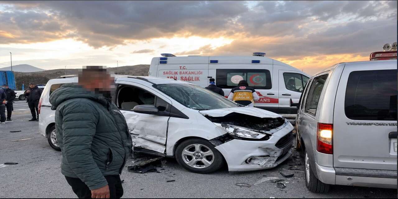 Zincirleme Kaza: 2'si Ağır 6 Yaralı
