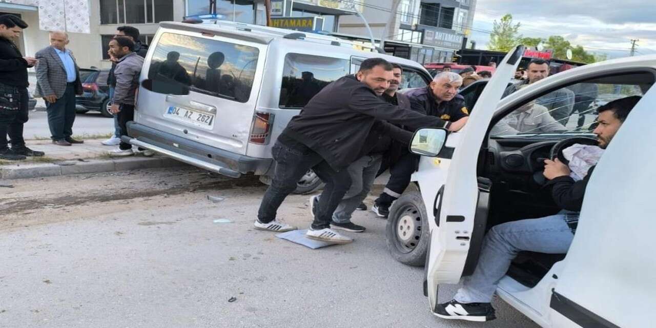 Kamyonetler çarpıştı 3 yaralı