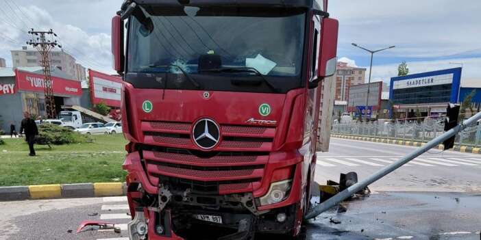 Van'da tır direği çarptı 1 yaralı