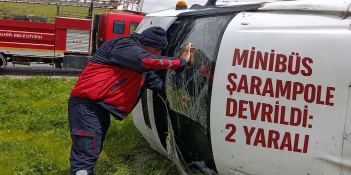 Gevaş’ta Minibüs Devrildi: 2 yaralı