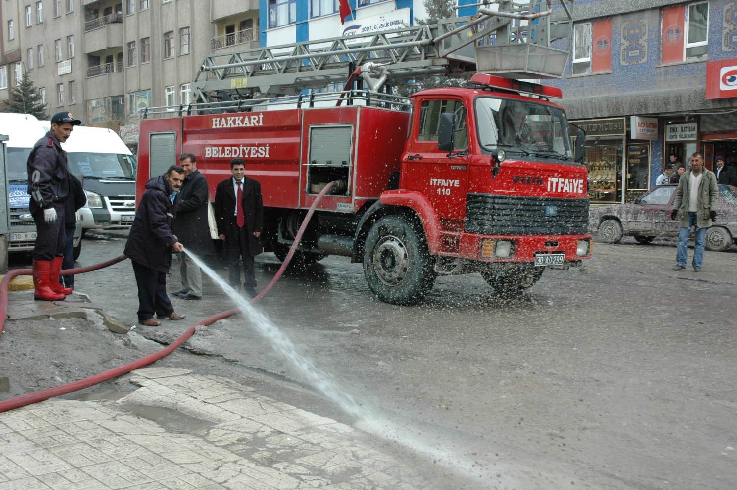 CADDELER TAZYİKLİ SUYLA YIKIYOR