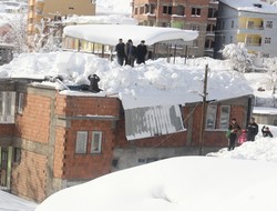 Hakkari'de çatılar çöküyor
