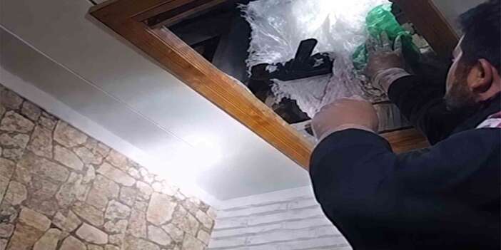 Evin çatısından Kalaşnikof ve mühimmat çıktı