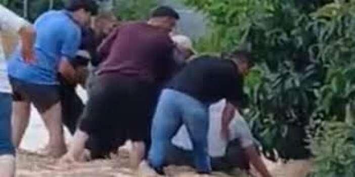 Sele kapılan şahsı vatandaşlar kurtardı