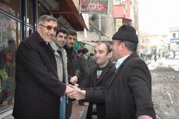 HAKKARİ ESNAFI BAŞKANI KUCAKLADI