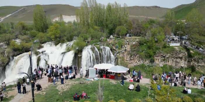 Doğal şelale İranlı turistlerin gözdesi oldu
