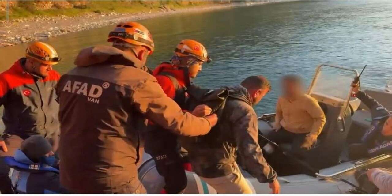 Göl kıyısında mahsur kalanlar kurtarıldı